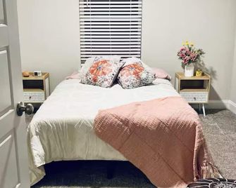 Peaceful & Charming 2-bed cottage 5 min away from French Qtr - New Orleans - Bedroom