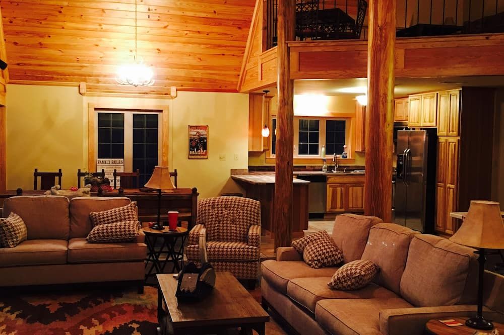 Moon Lake MS lakeside lodge perfect for family or couples getaway!