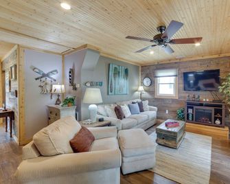 Lakefront Cottage w/ Deck Near Indiana Beach! - Monticello - Sala de estar