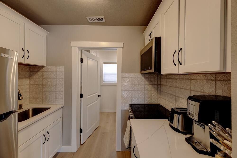 Cozy, upstairs, fully remodeled 1-bedroom apartment. With AC and WiFi - Sheridan - Kitchen