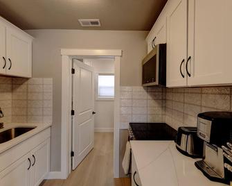 Cozy, upstairs, fully remodeled 1-bedroom apartment. With AC and WiFi - Sheridan - Cuisine