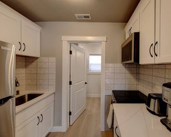 Cozy, upstairs, fully remodeled 1-bedroom apartment. With AC and WiFi - Sheridan - Kitchen