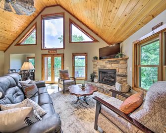 Spacious Murphy Chalet with Hot Tub Mtn Views! - Murphy - Huiskamer