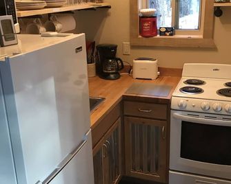 Secluded cabin in a Pine forest, just minutes away from Crystal Mountain - Bear Lake - Kitchen