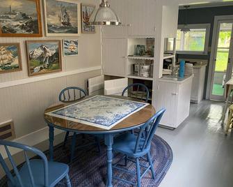 'Spare Nichols' 1880s Lakeside Cottage - Marblehead - Comedor