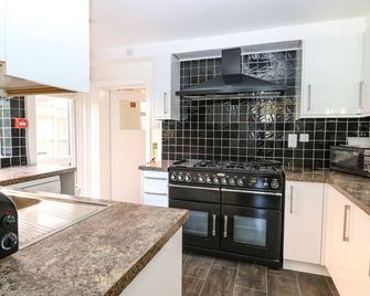 Birch House - Cromer - Kitchen