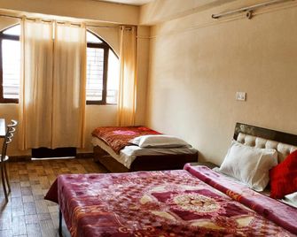 Goroomgo Naina Homestay Mussoorie - Mussoorie - Bedroom