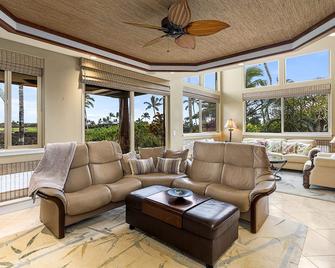 Amazing 3 Bed Townhome with Private Beach Club - Waimea (Big Island) - Living room
