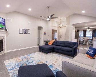 6S Hideout Houston - Cypress - Huiskamer
