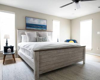 Henry's Haven - Fully Renovated 5 Bedroom House Minutes from Downtown Bryan - Bryan - Bedroom