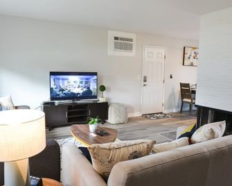 Super Convenient West Side Location With 3br 2bath - Beaverton - Living room
