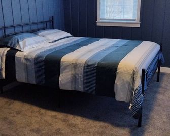 Newly renovated 4bdrm w/ fenced in backyard and fire pit. Peaceful neighborhood - Bay City - Schlafzimmer