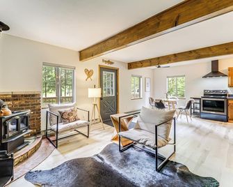 Roscommon Chalet with Hot Tub Near Higgins Lake! - Roscommon - Living room