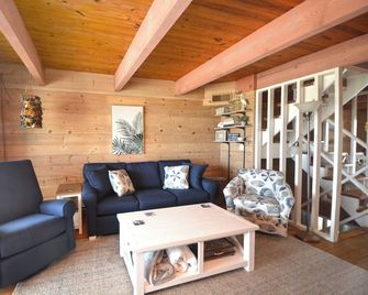Cabin-Like 2 Bedroom Oceanfront Townhouse With Free Wifi And Personal Stretch Of Sand Is Perfect For Kids And Located In Midtown With Beach A Few Steps Away! - Ocean City - Wohnzimmer