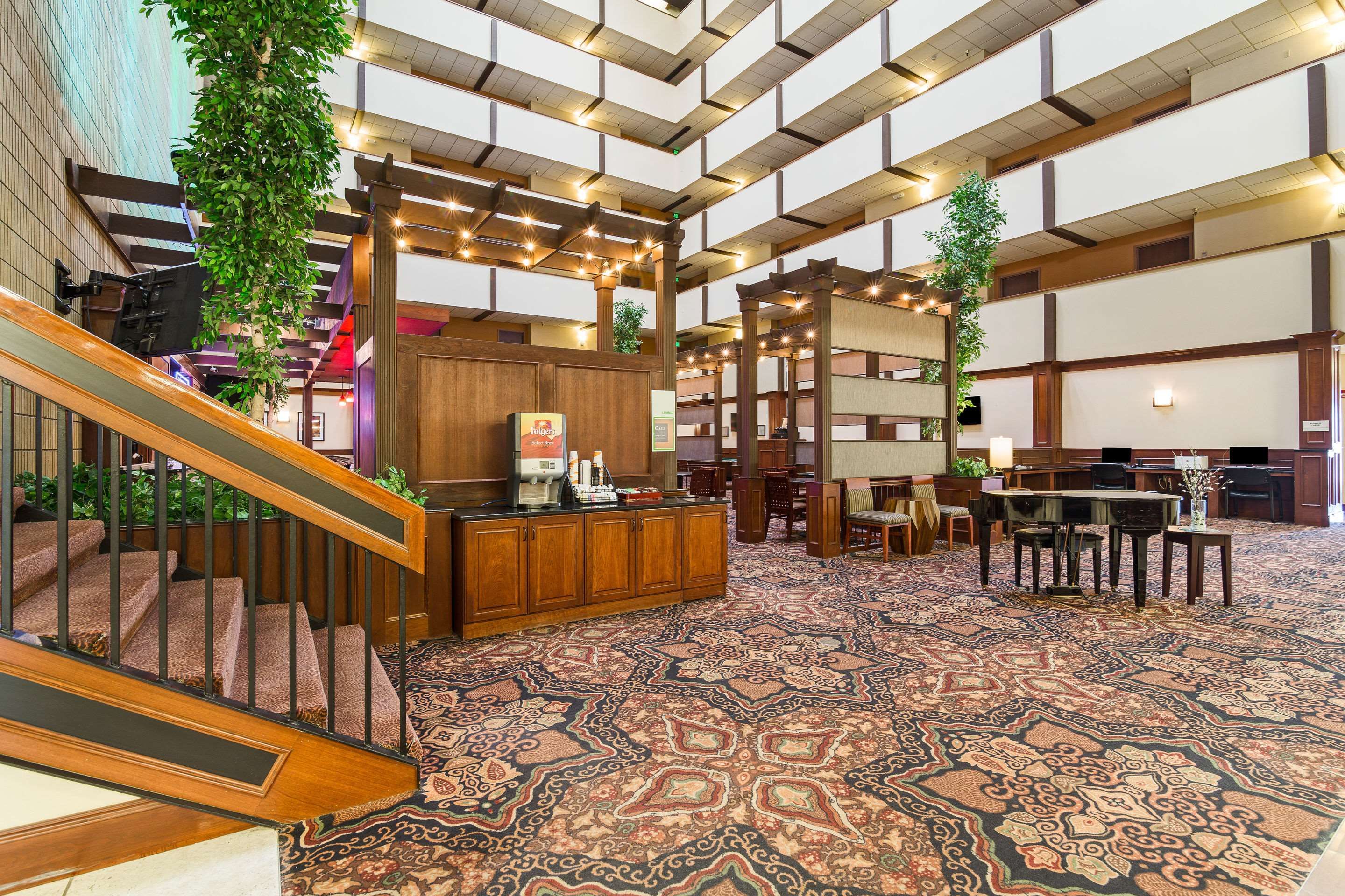 Clarion Hotel Convention Center - מינוט - לובי