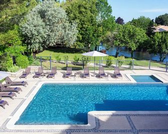 Sowell Hotels Domaine De La Petite Isle - L'Isle-sur-la-Sorgue - Pool