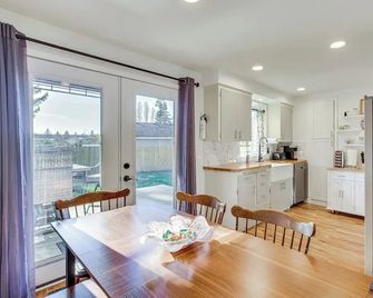 Charming Arlington Home w/ Hot Tub & Fenced Yard! - Arlington - Comedor