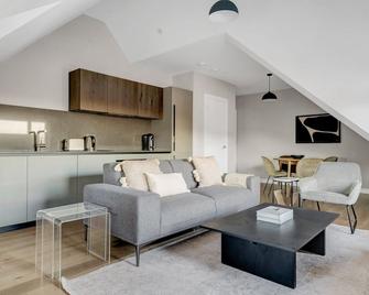 New build Highgate 2BR, open plan with balcony near shops, by Blueground - London - Living room