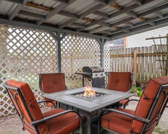 Marvelous Single Level Home in Central Newberg, Fire-Table, Covered Patio, Seven Blocks to Downtown - Newberg - Patio