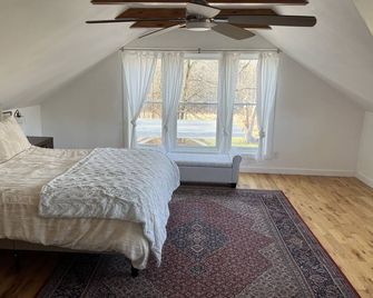 Country Cottage with beautiful views - 서거티즈 - 침실