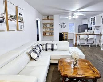 Bright and cozy riverfront home in the heart of Canada's Prettiest Little Town! - Paris - Living room