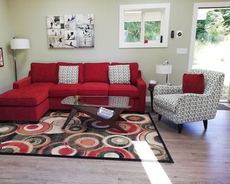 Stunning new 760 sf cottage with all amenities and serenity to spare. - Pender Island - Living room