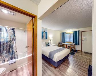 Retro beach hideaway with fast WiFI - walk to downtown attractions - Bandon - Bedroom