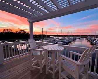 The Inn at South Harbor - Waterfront Condo : Sunrise and Sunset Views : Marina - Southport - Balkón