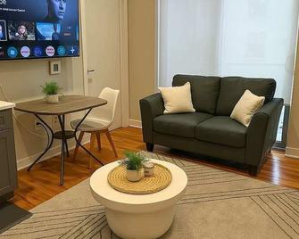 Cozy, Fully Set-Up 1br Space - Chicago - Salon