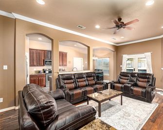 Perfect Stay in Ranch-like House with Huge Backyard! - Forney - Sala de estar