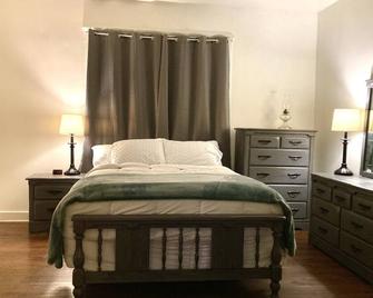 Countryside Farmhouse, backporch breezes, hillside views, and in Walburg! - Georgetown - Bedroom