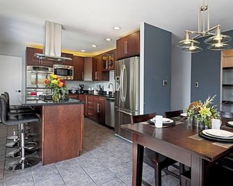 Stay in the heart of downtown Highland in this spacious luxury loft! - Highland - Cocina