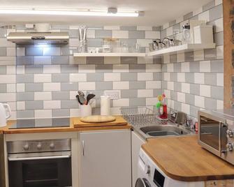 The Snug - Y Felinheli - Kitchen