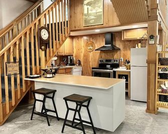 The Hangar! 30 mins from Vancouver & mins from Tsawwassen! - Point Roberts - Kitchen