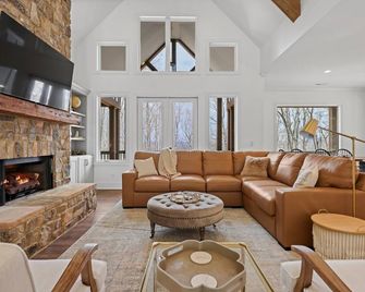 Emerald Lodge | Large Mtn Cabin | Hot Tub + Views - South Pittsburg - Living room