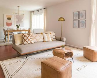 The Laurel Pad -12-Min From Sfo, Tastefully Designed, Work Station - San Mateo - Living room