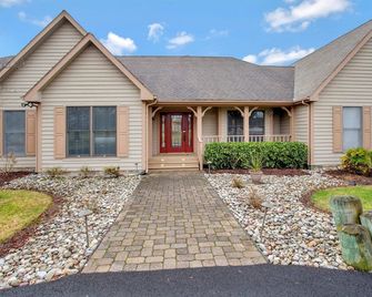 Gorgeous Creek Side Ranch-Style Estate With Dock - Grasonville - Edificio