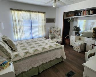 Welcome to our charming farmhouse retreat nestled in the Kentucky countryside. - Corinth - Habitación