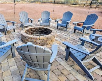 Mini Cabin stay with pickleball court! - Payson - Patio