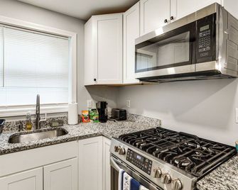 13 Mi to Gillette Stadium: Pet-Friendly Apt! - Attleboro - Cocina