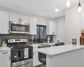 0.7 Mile - Raymond James Stadium - טמפה - מטבח