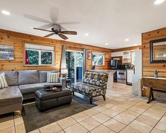 Group-Friendly Lake Almanor Combo: Sleeps 22 - Westwood - Sala de estar