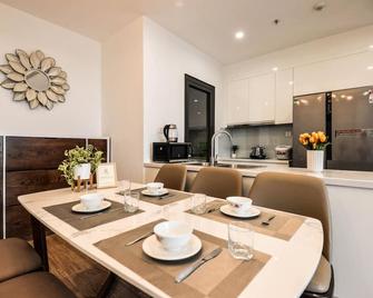 Nanahousing-3 Bedroom Apartment Vinhomes Skylake - Hanoi - Salle à manger