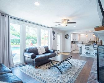 Luxury At Meadowbrook, Pool Home, Fire Pit, Fort - Valdosta - Living room