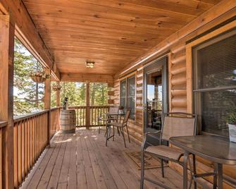Cozy Noras Hideaway - Charming, Quiet Log Cabin - Duck Creek Village - Balcony