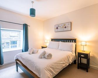 Beautiful, 2 bedroom, first floor apartment, at the heart of a busting Dales Village. - Hawes - Ložnice