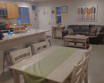 Waffle Cottage Bed & Breakfast Free Minigolf Hot Tub Fenced Yard - Saint Regis - Dining room