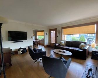Phinney Ridge Bungalow - Seattle - Living room