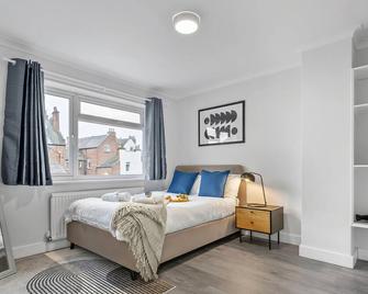 5 Bedroom Central Townhouse with Parking that Sleeps 9 - Leamington Spa - Bedroom