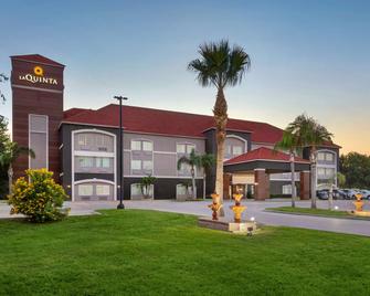 La Quinta Inn & Suites by Wyndham Brownsville North - Brownsville - Building